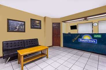 هتل Days Inn By Wyndham Byron