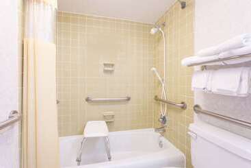 هتل Days Inn By Wyndham Byron