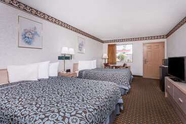 هتل Days Inn By Wyndham Byron