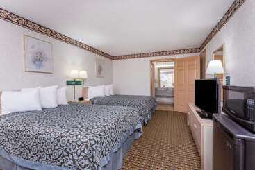 هتل Days Inn By Wyndham Byron