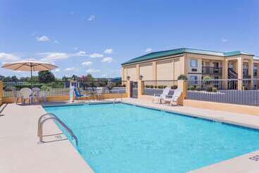هتل Days Inn By Wyndham Byron