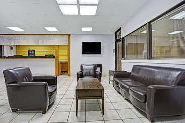 هتل Days Inn By Wyndham Norfolk Military Circle
