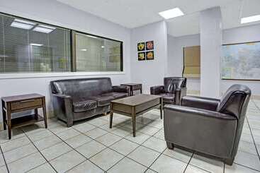 هتل Days Inn By Wyndham Norfolk Military Circle