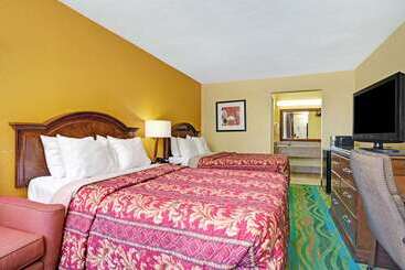 هتل Days Inn By Wyndham Norfolk Military Circle