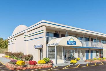 هتل Days Inn & Suites By Wyndham Dayton North