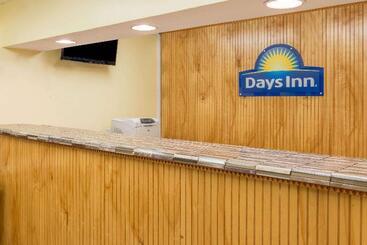 هتل Days Inn & Suites By Wyndham Dayton North