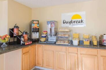 هتل Days Inn & Suites By Wyndham Dayton North
