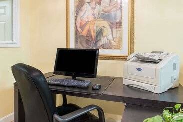 هتل Days Inn & Suites By Wyndham Dayton North