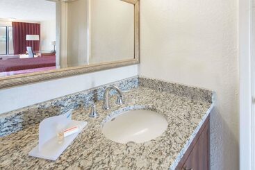 هتل Days Inn & Suites By Wyndham Dayton North