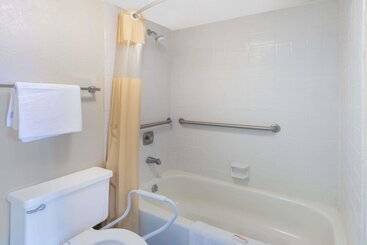 هتل Days Inn & Suites By Wyndham Dayton North