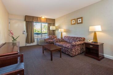 هتل Days Inn & Suites By Wyndham Dayton North
