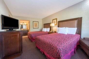 هتل Days Inn & Suites By Wyndham Dayton North