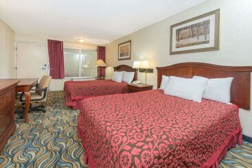 هتل Days Inn & Suites By Wyndham Dayton North
