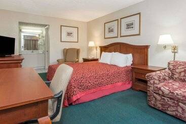 هتل Days Inn & Suites By Wyndham Dayton North