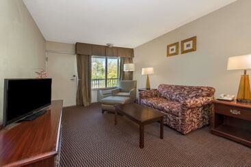 هتل Days Inn & Suites By Wyndham Dayton North