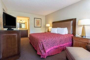 هتل Days Inn & Suites By Wyndham Dayton North