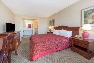هتل Days Inn & Suites By Wyndham Dayton North