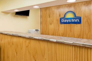 هتل Days Inn & Suites By Wyndham Dayton North
