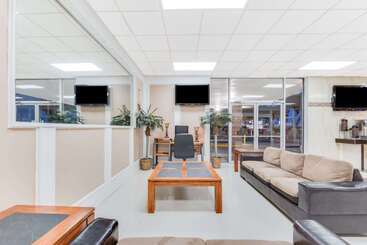 هتل Days Inn & Suites By Wyndham Laredo