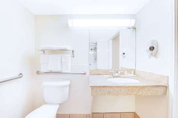 هتل Days Inn & Suites By Wyndham Laredo