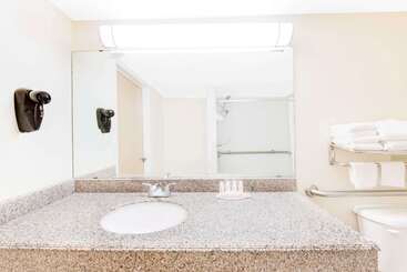 هتل Days Inn & Suites By Wyndham Laredo