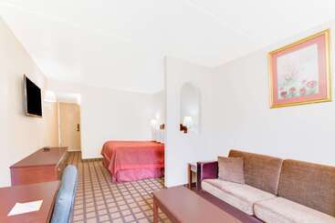 هتل Days Inn & Suites By Wyndham Laredo