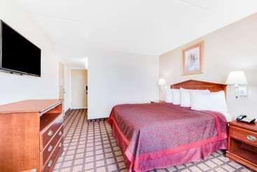 هتل Days Inn & Suites By Wyndham Laredo