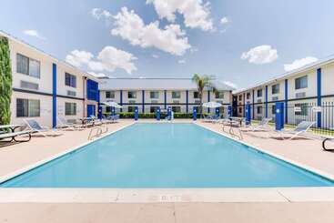هتل Days Inn & Suites By Wyndham Laredo