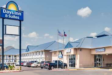 هتل Days Inn & Suites By Wyndham Laredo
