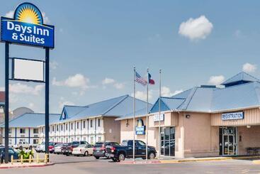 هتل Days Inn & Suites By Wyndham Laredo