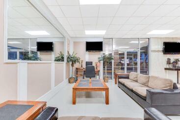 هتل Days Inn & Suites By Wyndham Laredo