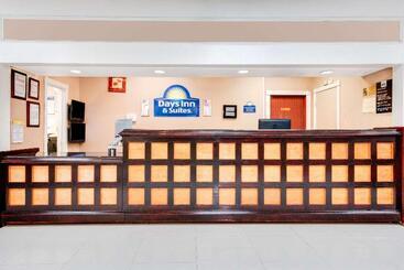 هتل Days Inn & Suites By Wyndham Laredo
