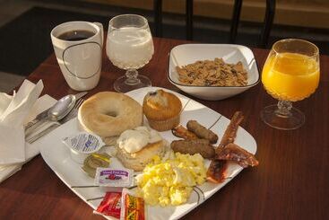 هتل Days Inn & Suites By Wyndham Laredo