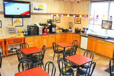 هتل Days Inn & Suites By Wyndham Laredo