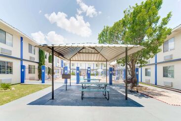 هتل Days Inn & Suites By Wyndham Laredo