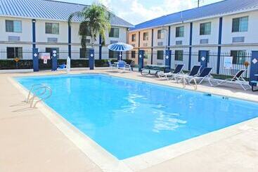 هتل Days Inn & Suites By Wyndham Laredo