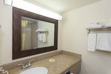 هتل Days Inn & Suites By Wyndham Laredo
