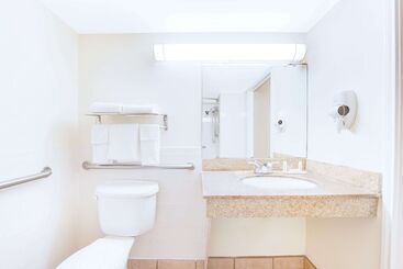 هتل Days Inn & Suites By Wyndham Laredo