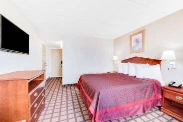 هتل Days Inn & Suites By Wyndham Laredo