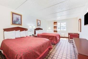 هتل Days Inn & Suites By Wyndham Laredo