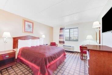 هتل Days Inn & Suites By Wyndham Laredo