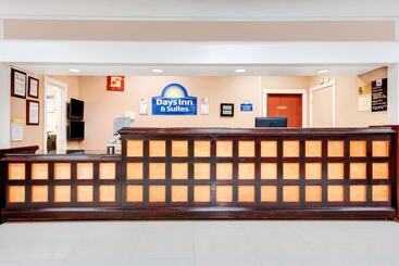 هتل Days Inn & Suites By Wyndham Laredo