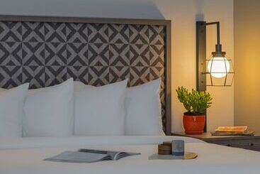هتل Doubletree By Hilton Austin