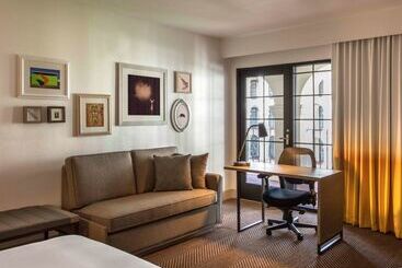 هتل Doubletree By Hilton Austin