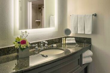 هتل Doubletree By Hilton Austin