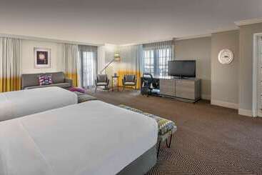هتل Doubletree By Hilton Austin