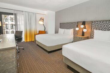 هتل Doubletree By Hilton Austin
