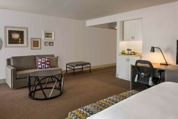 هتل Doubletree By Hilton Austin