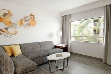 هتل Doubletree Suites By Hilton Phoenix