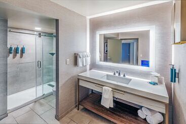 هتل Doubletree By Hilton Tulsa Downtown